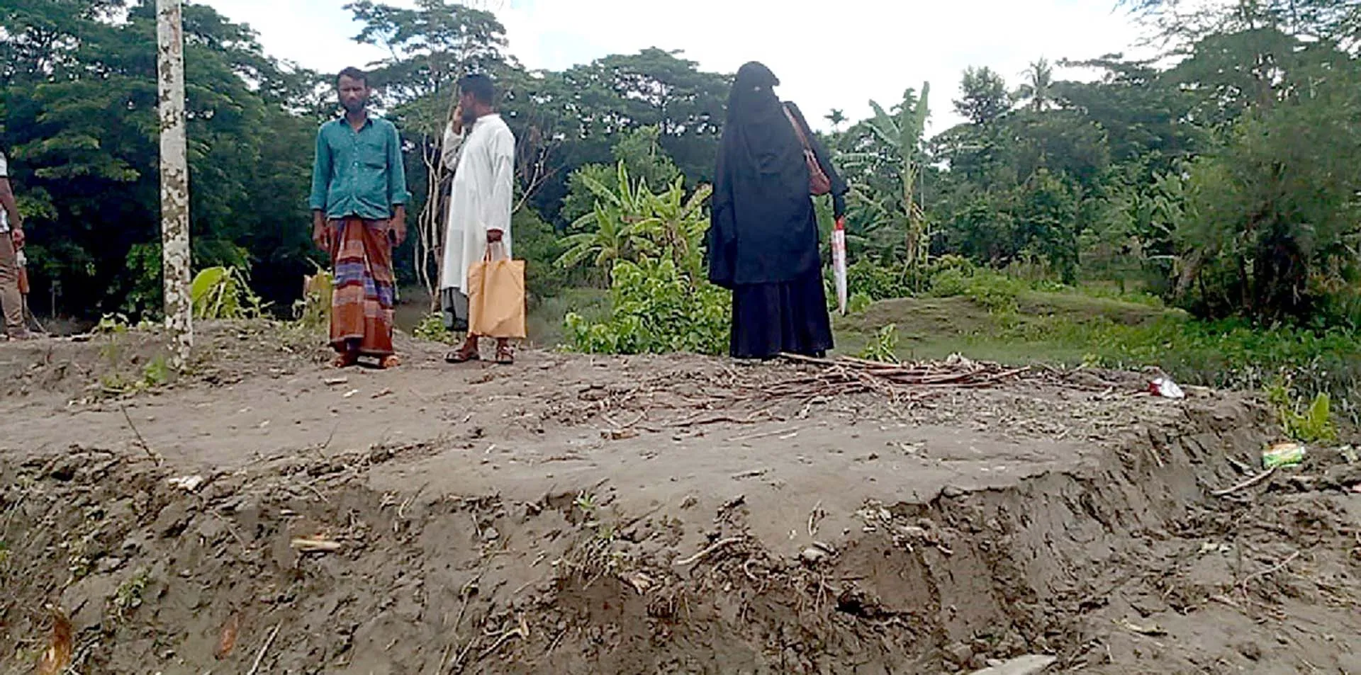 বরগুনায় জামিনে বের হয়ে বাদীর ঘর ভেঙে নিলেন যুবদল নেতা